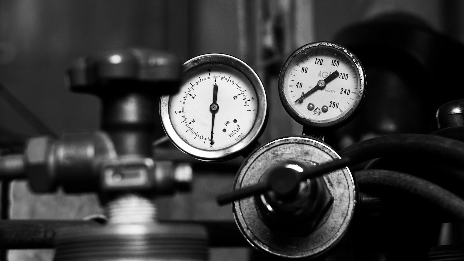 Twin pressure dials on a regulator in black and white, each reading a different point on the same line instead of one combined figure